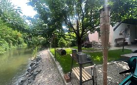 Entre ville&campagne (jardin avec rivière)